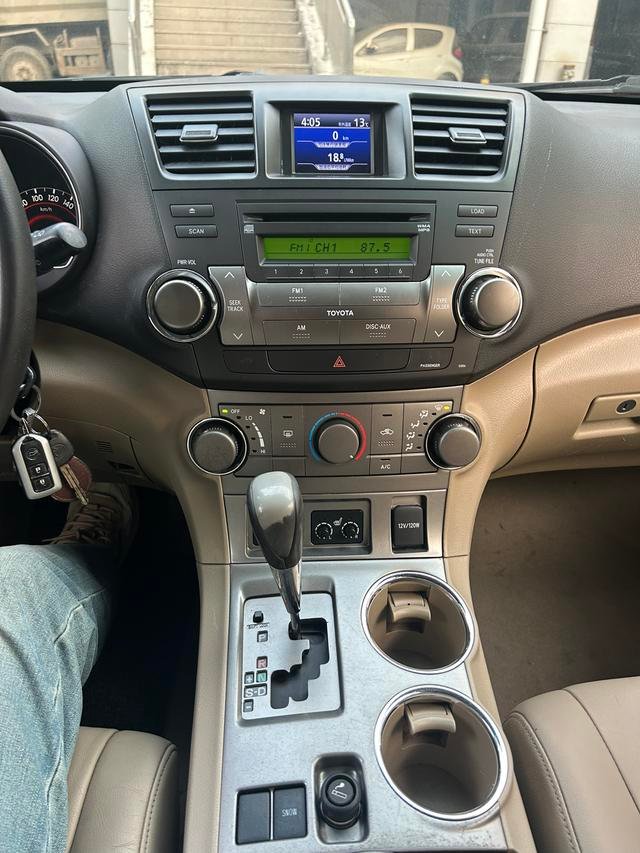 TOYOTA HIGHLANDER 2011 2.7L 2WD 5-Seater Sport Version