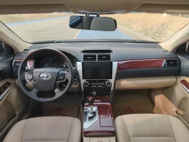 Toyota Camry 2012 2.5G Luxury