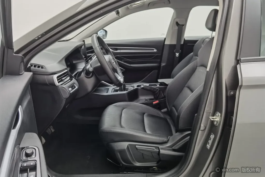 Emgrand 2023 V4 Champion 1.5L MT Luxury