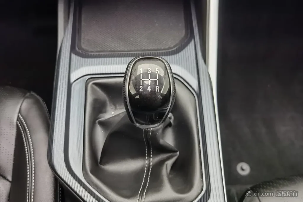 Emgrand 2023 V4 Champion 1.5L MT Luxury